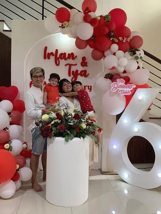 Ibu dua anak ini mengatakan, Irfan adalah tipe laki-laki yang pelit semasa pacaran. Pasalnya, ia tidak pernah membelikan barang untuk Tya yang kala itu masih berstatus sebagai kekasih dan belum menjadi istri. (Instagram/tya_ariestya)