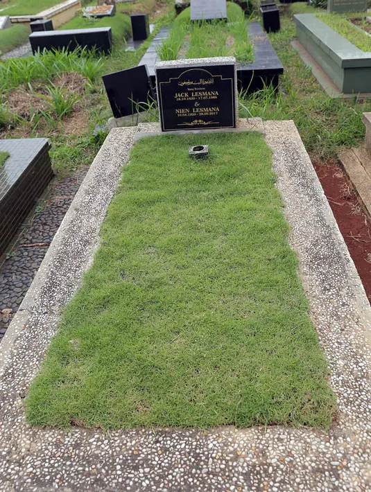 Jack lesmana dan Nien lesmana di makamkan satu liang lahat. Sebelum meninggal dunia pada 28 Juni 2017, Nien sehari sebelumnya mengumpulkan 100 orang untuk foto bersama dalam halal bihalal. (Deki Prayoga/Bintang.com)