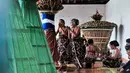 Abdi dalem melakukan prosesi Tumplak Wajik di Magangan Keraton Yogyakarta, Selasa (12/6). Prosesi menumpahkan wajik ke dasar rangka gunungan itu tanda dimulainya pembuatan gunungan yang akan diarak pada prosesi garebek Syawal. (AFP/AGUNG SUPRIYANTO)