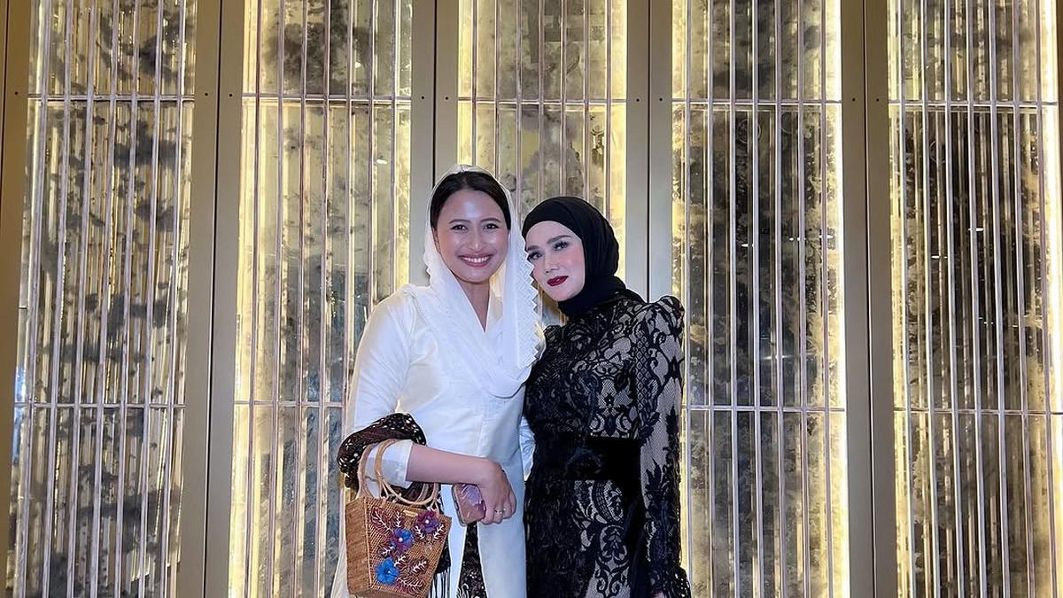 6 Gaya Elegan Mulan Jameela Bergaun Hitam di Resepsi Pernikahan Putri Zulhas dan Zumi Zola