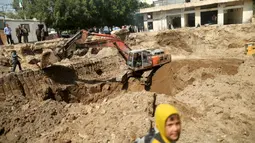 Petugas mengoperasikan excavator untuk melakukan penggalian, setelah arkeolog menemukan bagian dari bagunan gereja Bizantium yang berusia sekitar 1.500 tahun lalu di kota Gaza, Senin (4/4/2016). (REUTERS/Mohammed Salem)
