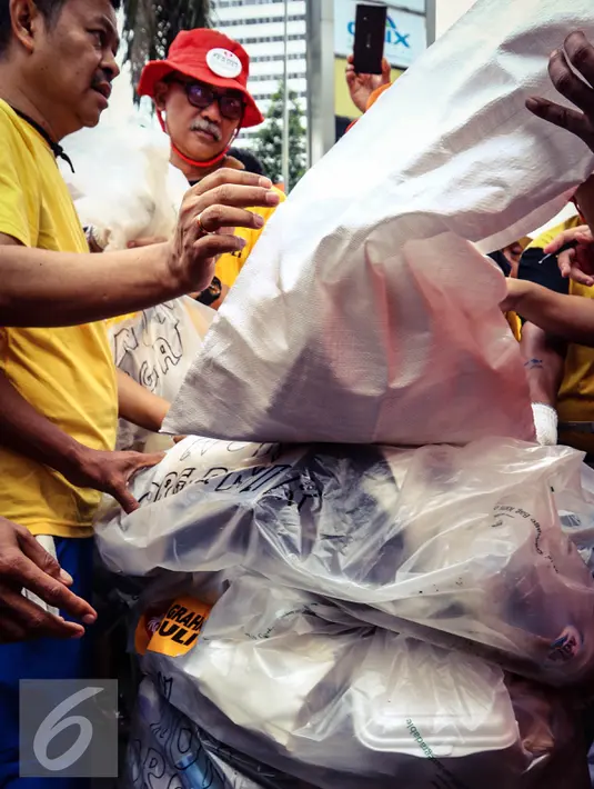 Karyawan dan relawan Artha Graha Peduli mengangkut kantong sampah untuk ditimbang di kawasan Bundaran HI, Jakarta Pusat, (21/02). Bersih-bersih Kota Jakarta sebagai bentuk dukungan Jakarta Bebas Sampah. (Liputan6.com/Fery Pradolo)