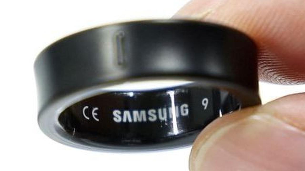 Kabarnya Galaxy Ring akan dijual sepaket dengan tempat pengisian daya yang berfungsi seperti casing earbud. Foto: REUTERS / Kim Hong-Ji<br>