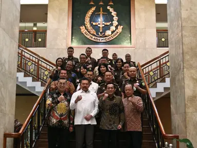 Jajaran EMTEK Group dan SCM berfoto bersama dengan Jaksa Agung ST Burhanuddin seusai melakukan pertemuan di Kejaksaan Agung (Kejagung), Jakarta, Kamis (27/2/2020). Pertemuan tersebut dalam rangka silaturahim sekaligus membahas peranan media bagi masyarakat luas. (Liputan6.com/JohanTallo)