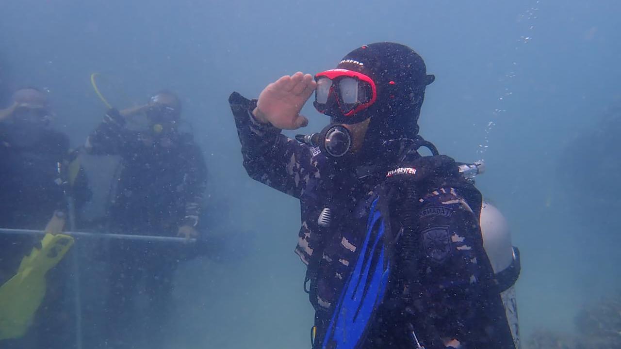 FOTO: Keren! Lanal Banten Kibarkan Merah Putih dari Dasar Laut Pulau Sangiang
