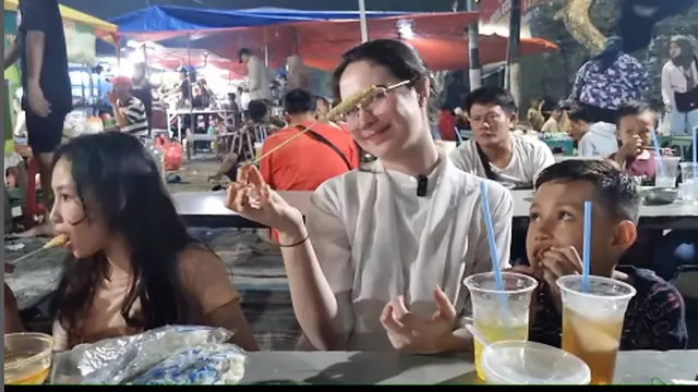 Potret 6 Artis Makan Telur Gulung Ini Curi Perhatian, Jajanan Jadul Jadi Favorit