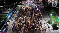 Para pemudik mulai berdatangan ke Pelabuhan Merak, Banten pada malam puncak arus mudik Lebaran 2025. (Liputan6.com/Herman Zakharia)