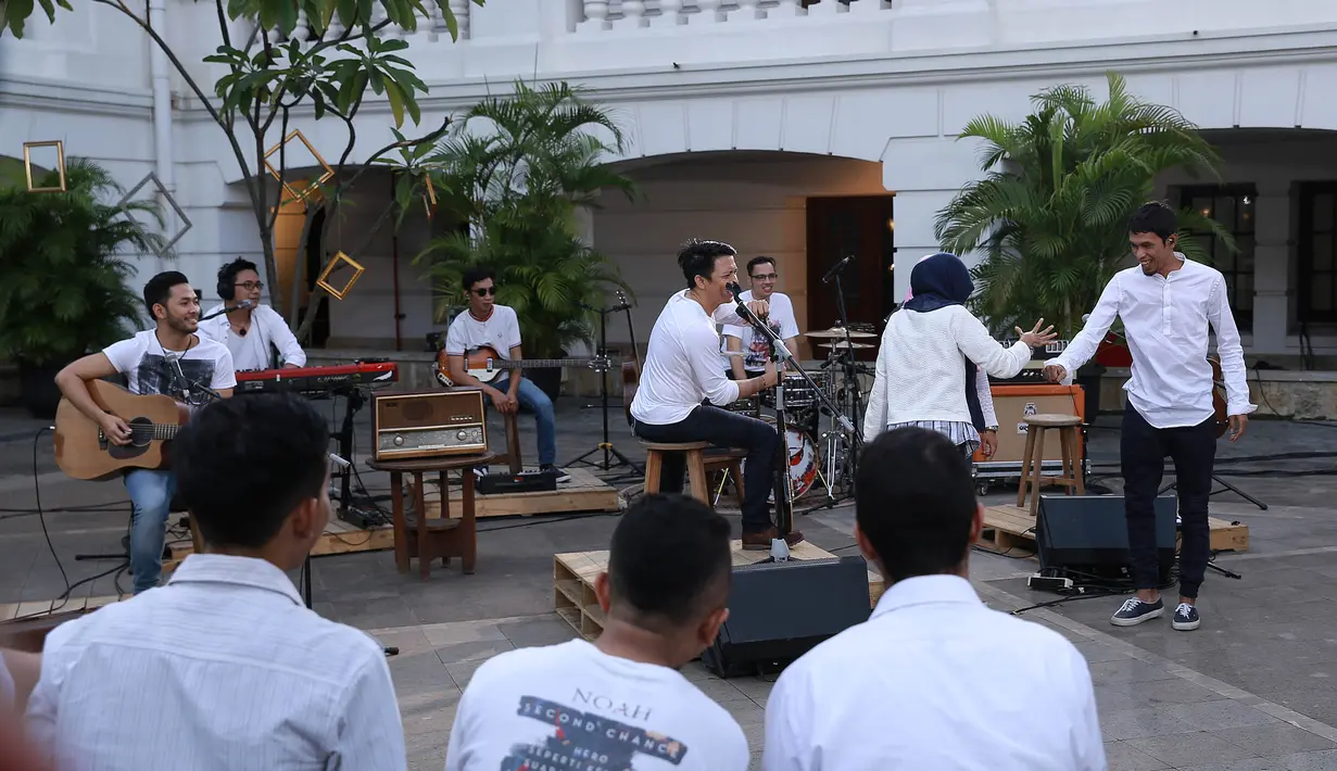 Berbeda dengan konser biasanya yang dilakukan dengan panggung megah. Saat menggelar konser beberapa waktu lalu, NOAH tampil apa adanya dihadapan penggemarnya. (Galih W. Satria/Bintang.com)