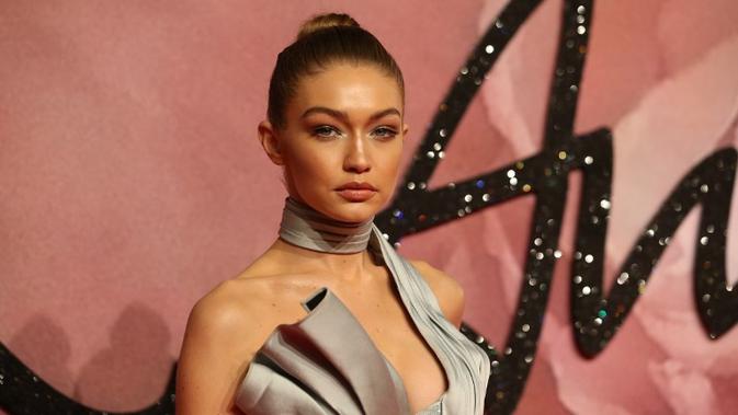 Setelah di Atas Kuda, Gigi Hadid Foto Bugil di Tempat 
