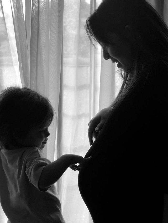 6 Momen Manis Keenan Pearce dan Istri yang Hamil Anak Kedua