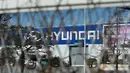 Pemandangan pintu masuk Pabrik Hyundai Motor Asan di Asan, selatan Seoul, Senin (10/2/2020). Pabrikan kendaraan Hyundai Motor terpaksa menghentikan produksinya di Korea Selatan, basis manufaktur terbesarnya, karena kekurangan pasokan suku cadang dari China akibat virus corona. (Yelim LEE/AFP)
