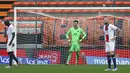 Kiper Paris Saint-Germain (PSG), Sergio Rico, tampak lesu usai ditaklukkan Lorient pada laga Liga Prancis di Stadion Moustoir, Minggu (31/1/2021). PSG takluk dengan skor 3-2. (AP/David Vincent)