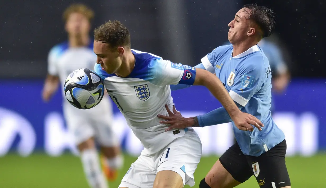 Pemain Inggris U-20, Harvey Vale (kiri) berebut bola dengan pemain Uruguay U-20, Franco Gonzalez pada pada lanjutan Grup E Piala Dunia U-20 2023 di Estadio Ciudad de La Plata, Argentina, Jumat (26/05/2023) WIB. Laga dimenangkan oleh Inggris dengan skor 3-2. (AP Photo/Gustavo Garello)