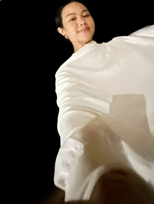 Yura tampak menambah detai penampilannya dengan aksentuasi anting yang statement.  [Foto: Instagram/ Yura Yunita]