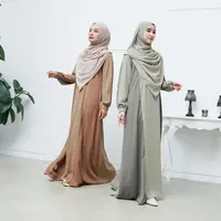 Gamis syari yang stylish membantu para muslimah tampil makin percaya diri dalam kegiatan sehari-hari (Foto: Jamise Syari)

 