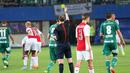 Wasit William Collum yang memimpin pertandingan Rapid v Ajax mengeluarkan kartu kuning kepada gelandang Rapid, Thanos Petsos.