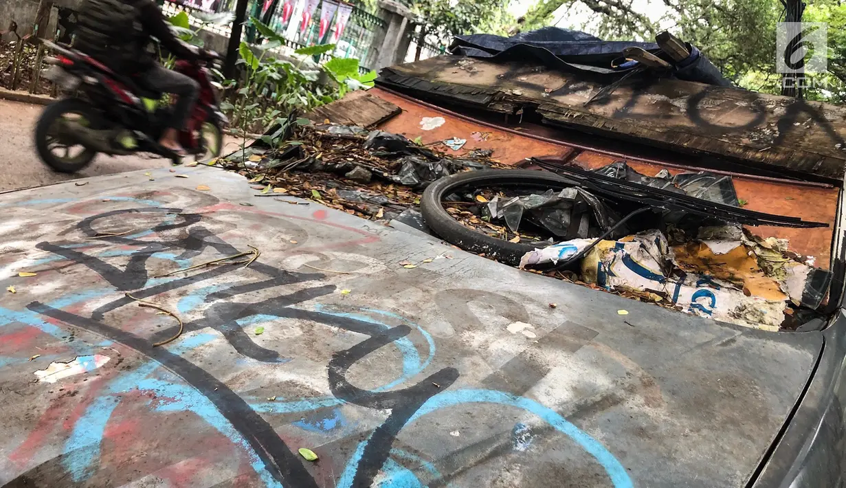 Sebuah mobil patroli Polsek Tanah Abang tampak mangkrak dan tidak terurus di kawasan Tanah Abang, Jakarta, Rabu (6/3). Sebagian spare part mobil telah rusak dan hilang. (Liputan6.com/Fery Pradolo)