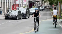 Sejumlah pesepeda terlihat di sebuah jalan di Wina, Austria, pada 19 Juni 2020. Semakin banyak warga di Wina yang memilih bepergian dengan sepeda selama pandemi COVID-19, dengan jumlah pesepeda meningkat 45 persen pada Mei 2020 dibandingkan dengan periode yang sama pada 2019. (Xinhua/Guo Chen)