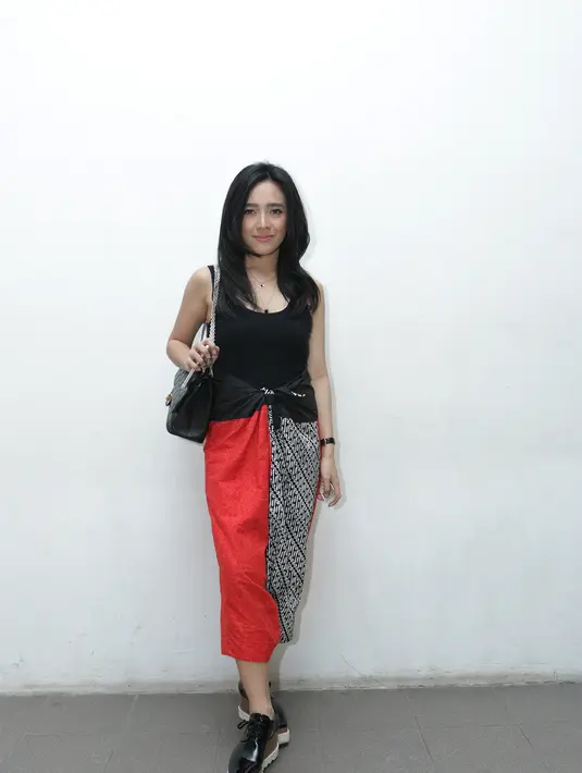 "Kartini tokoh yang penting banget untuk perempuan Indonesia. Di tahun segitu dia sudah punya pikiran seperti itu. Dia bukan cuma icon, tapi juga penyemangat. Saat ini cewek dan cowok sama saja," ujar Dea Ananda. (Andy Masela/Bintang.com)