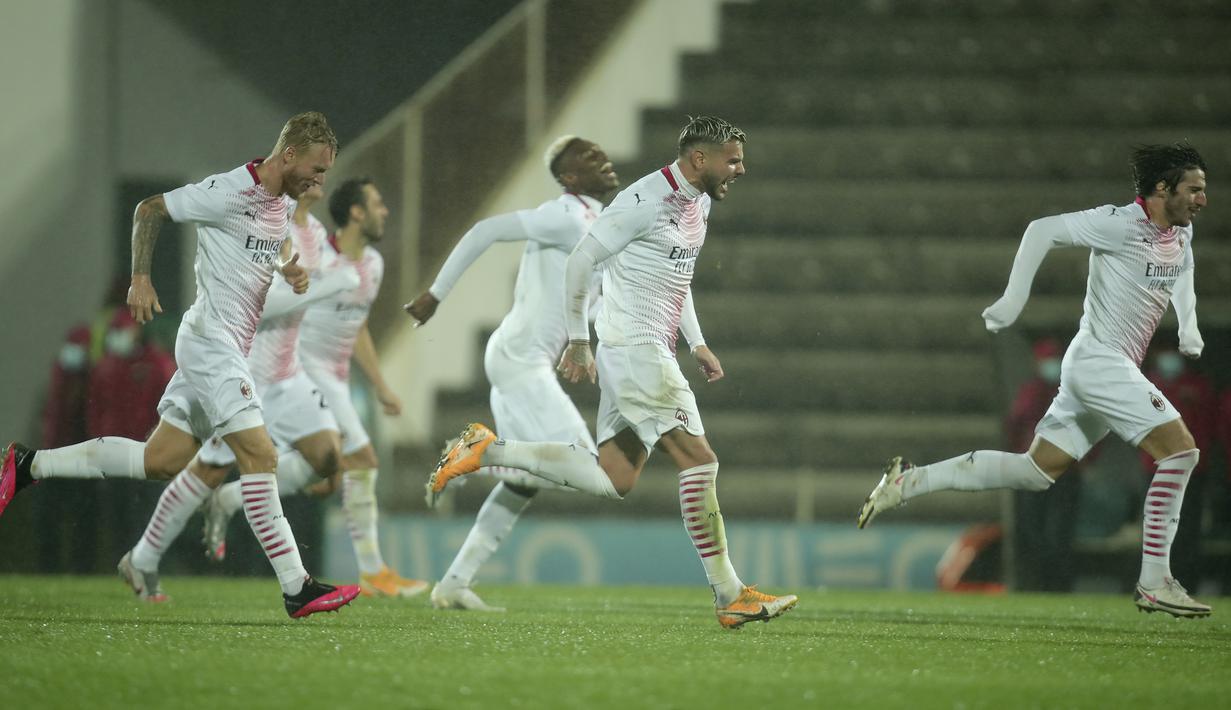 Pemain AC Milan merayakan kemenangan atas Rio Ave pada laga play-off Liga Europa 2020/2021 di Estadio Dos Arcos, Jumat (2/10/2020) dini hari WIB. AC Milan menang dengan skor 9-8 atas Rio Ave lewat adu penalti. (AP Photo/Luis Vieira)