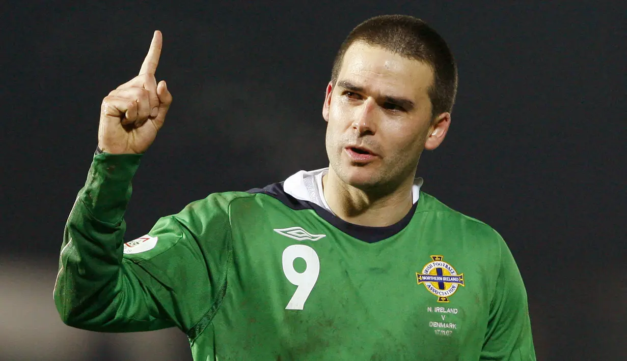 Striker Timnas Irlandia Utara yang telah pensiun pada Desember 2013, David Healy total mencetak 13 gol dari 12 laga dalam kualifikasi Euro 2008. Tergabung di Grup F yang berisikan 7 negara, catatan gol David Healy tak mampu membawa negaranya lolos ke putaran final yang masih diikuti 16 kontestan. Irlandia Utara finish di posisi ketiga di bawah Spanyol dan Swedia sebagai dua tim yang lolos dari Grup F. (AFP/Peter Muhly)