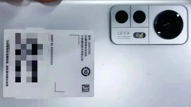 Xiaomi 12S mengusung logo Leica di bodi belakangnya