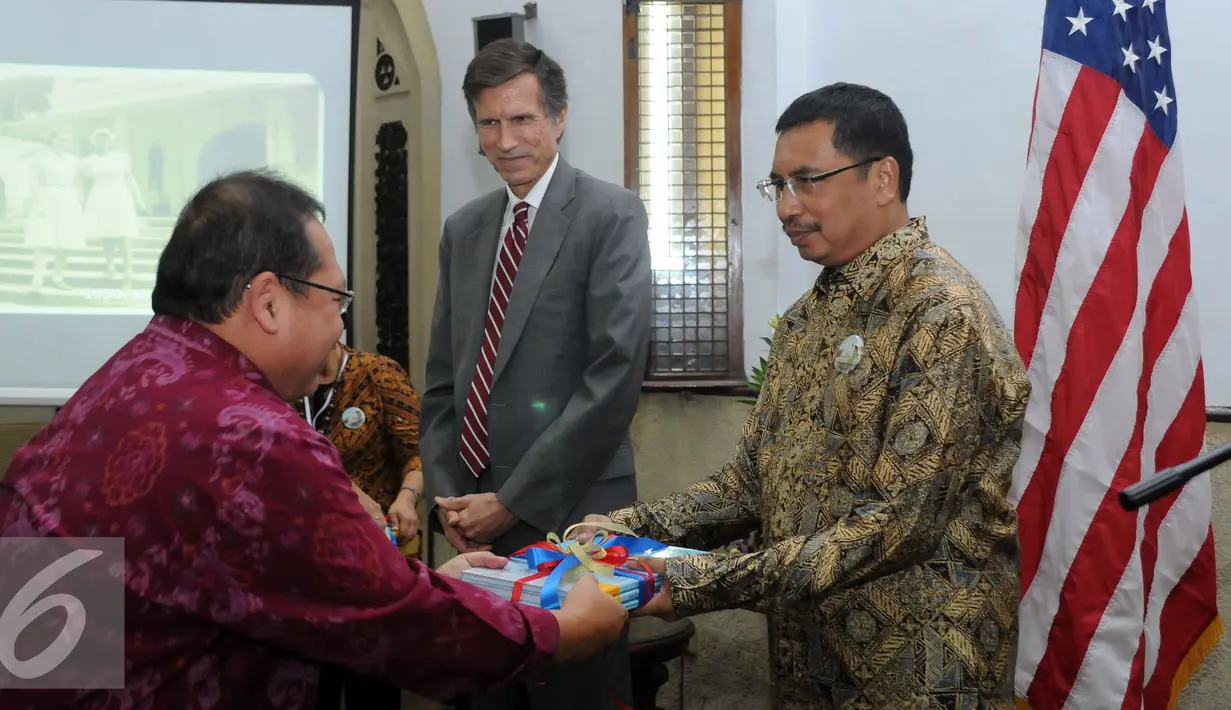 Dir Cagar Budaya dan Museum Kemendikbud, Harry Widyanto (kiri) menyerahkan dokumen penelitian dan dokumentasi eks rumah Raden Saleh kepada Ketua Yayasan Kesehatan PGI, Alexander K Ginting di Jakarta, Selasa (26/4/2016). (Liputan6.com/Helmi Fithriansyah)
