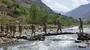 Personel baru pasukan keamanan Afghanistan yang direkrut saat mengikuti pelatihan militer di daerah Bandejoy di Distrik Dara, Provinsi Panjshir, Afghanistan (21/8/2021). (AFP/Ahmad Sahel Arman)