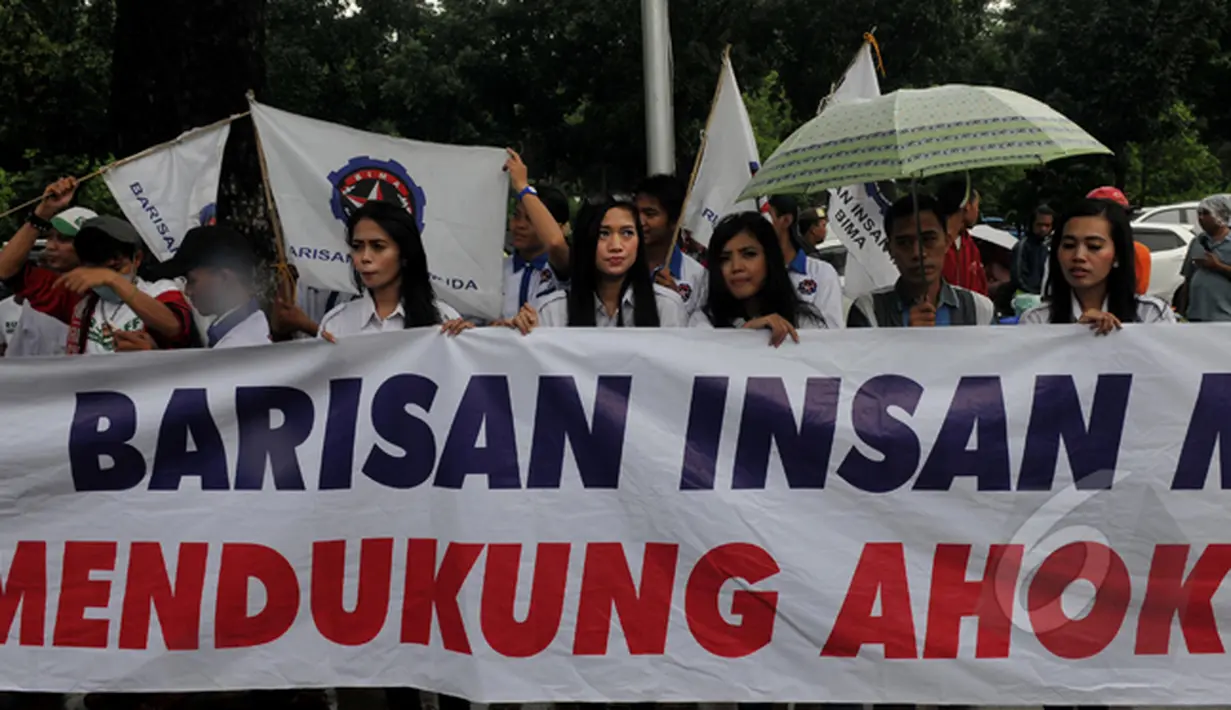 Massa yang menamakan dirinya Barisan Insan Muda melakukan aksi di depan Balaikota, Jakarta, senin (2/3/2015). Aksi ini sebagai bentuk dukungan kepada Gubernur Ahok yang sedang bersitegang dengan DPRD DKI Jakarta (Liputan6.com/Johan Tallo)