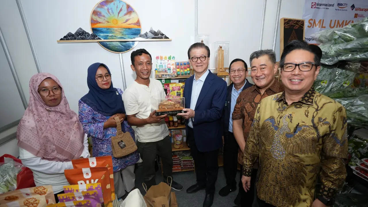 Board Member Sinar Mas, Franky Oesman Widjaja dan Managing Director Sinar Mas Ferry Salman di Booth UMKM Binaan APP Group pada Kegiatan Tjipta UMKM Fair 2025, di Jakarta. (Dok Sinar Mas)