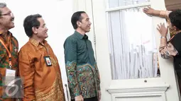 Petugas menempelkan stiker sensus di Istana Negara, Jakarta, Rabu (25/5/2016). Kedatangan tim Sensus Ekonomi BPS untuk mendata sensus ekonomi kepada Presiden Jokowi. (Liputan6.com/Faizal Fanani)