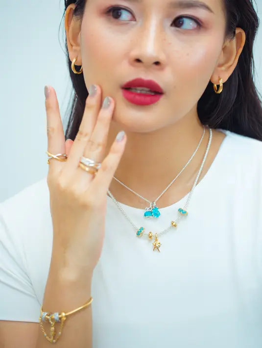 Perhiasan: Pandora// Busana: Makeup: Laura Mercier // Hair: Shisheido Professional // Model: Karina from Studio47. [Foto: Daniel Kampua/ Fimela.dok]