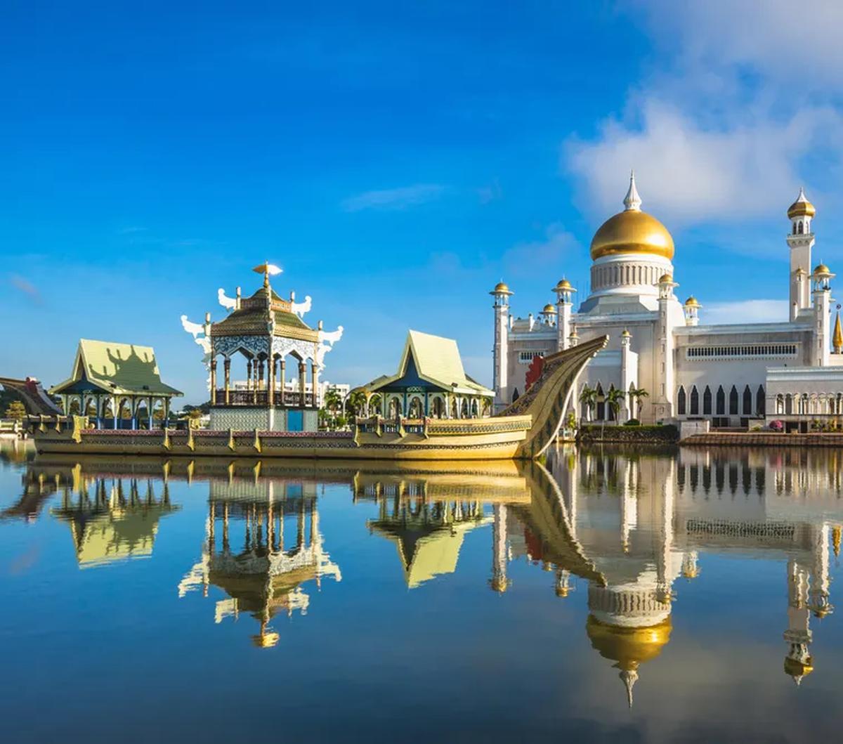 Menariknya, di awal abad ke-15, wilayah Brunei mencakup seluruh daerah pesisir di pulau Kalimantan. Bahkan, wilayahnya sampai ke Filipina.