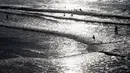 Orang-orang berenang di Samudra Atlantik di Biarritz, Prancis barat daya, Rabu (27/10/2021). Suhu di Prancis barat daya mencapai 20 derajat Celcius (68 Fahrenheit). (AP Photo/Bob Edme)