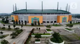 Foto udara suasana depan Stadion Pakansari, Kabupaten Bogor, Jawa Barat, Senin (13/4/2020). Bupati Bogor Ade Yasin menyatakan Pembatasan Sosial Berskala Besar pencegahan penularan virus COVID-19 yang rencananya dimulai Rabu (15/4) akan terfokus di zona merah. (Liputan6.com/Helmi Fithriansyah)