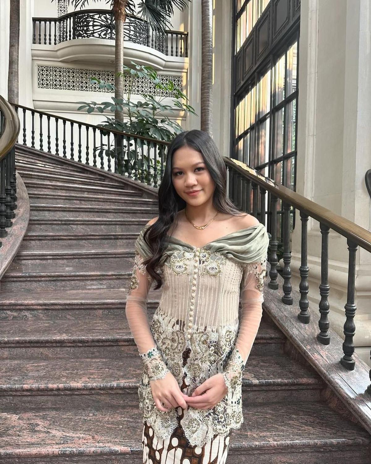 Bimbim dan sang istri juga turut membagikan momen bahagia saat Lula mengenakan kebaya.