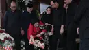 Megawati Soekarnoputri menaburkan bunga di pusara setelah pemakaman Guruh Soekarnoputra di TPU Karet Bivak, Jakarta Pusat, Sabtu (26/9/2026). Sejumlah keluarga, kader PDI Perjuangan, dan tokoh nasional turut hadir mengantarkan Guruh ke peristirahatan terakhir. (KLY/Budy Santoso)
