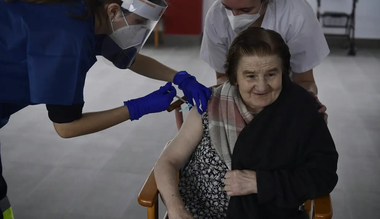 Natividad Lapeire, penghuni panti jompo Ibaneta menjalani vaksinasi COVID-19 di Erro, Spanyol, Selasa (5/1/2021). Spanyol akan menerima lebih dari 4,5 juta dosis vaksin COVID-19 selama tiga bulan ke depan. (AP Photo/Alvaro Barrientos)