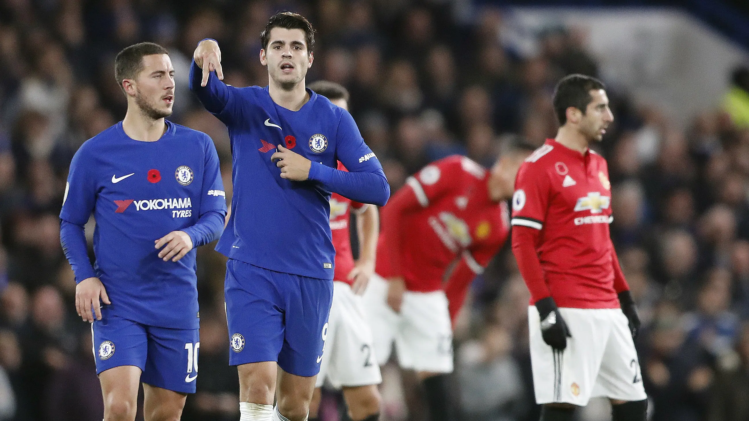 Pemain Chelsea, Alvaro Morata dan Eden Hazard merayakan gol saat melawan Manchester United pada lanjutan Premier League di Stamford Bridge, London, (5/11/2017). Chelsea menang 1-0. (AP/Frank Augstein)