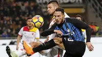 Pemai Inter Milan, Danilo D'Ambrosio (kanan) melepaskan tembakan saat diadang pemain Benevento, Berat Djimsiti pada lanjutan Serie A Italia di San Siro stadium, Milan, (24/2/2018). Inter menang 2-0. (AP/Antonio Calanni)