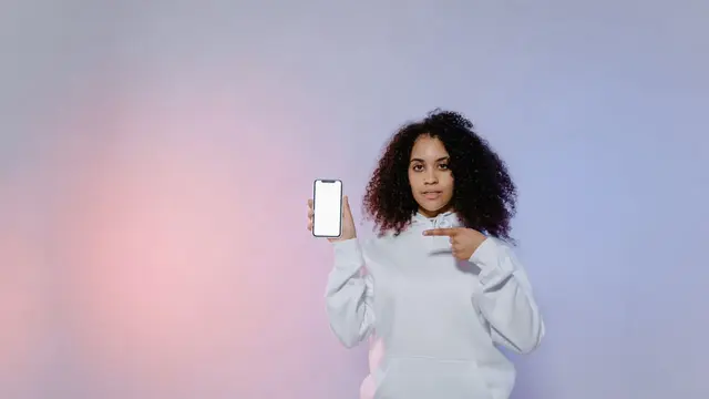 Ciri Orang Yang Selalu Pilih Wallpaper HP Polos Menurut Psikologi