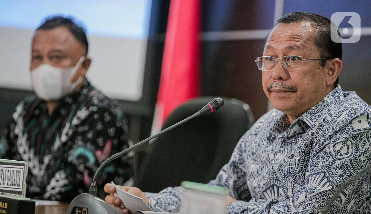 Ketua Komnas HAM Ahmad Taufan Damanik (kanan) bersama Komisioner Mohammad Choirul Anam saat menyampaikan keterangan terkait kesimpulan dari hasil penyelidikan tragedi Kanjuruhan di Gedung Komnas HAM, Jakarta, Rabu (2/11/2022). Dari penyelidikan, Komnas HAM mengatakan pengawas pertandingan atau match commisioner tidak mengetahui kalau penggunaan gas air mata dilarang dalam pengamanan pertandingan bola. (Liputan6.com/Faizal Fanani)
