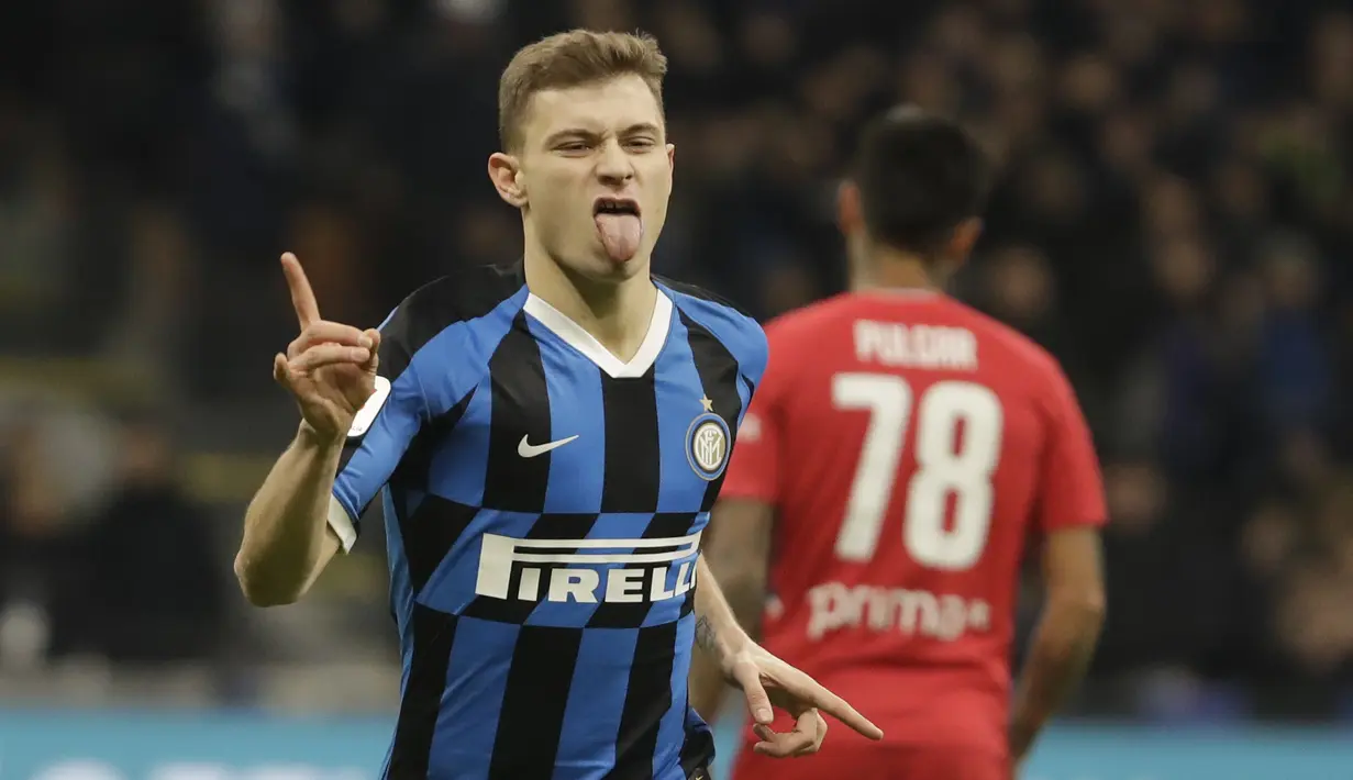 Gelandang Inter Milan, Nicolo Barella, melakukan selebrasi usai membobol gawang Fiorentina pada laga Coppa Italia  di Stadion San Siro, Rabu (29/1/2020). Inter Milan menang 2-1 atas Fiorentina. (AP/Luca Bruno)