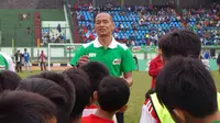 Kurniawan Dwi Yulianto senang dengan antusiasme yang diperlihatkan peserta pada hari kedua Milo Football Championship 2017, Minggu (26/3/2017), di Bandung. (Bola.com/Benediktus Gerendo Pradigdo)