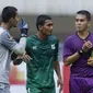 Para pemain PSMS melakukan protes kepada wasit saat pertandingan melawan Sriwijaya FC pada laga Piala Presiden di Stadion GBLA, Bandung, Jumat (26/1/2018). Sriwijaya FC menang 2-0 atas PSMS. (Bola.com/M Iqbal Ichsan)