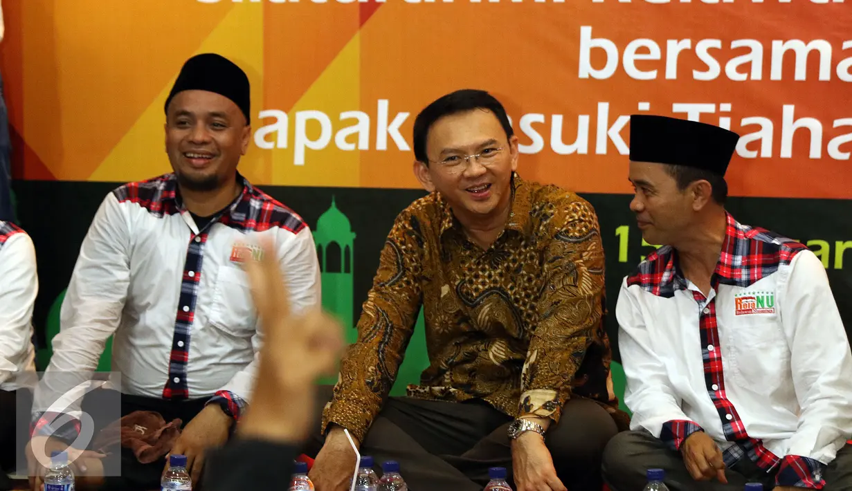 Cagub DKI Jakarta, Basuki Tjahaja Purnama (tengah) saat menghadiri peringatan Maulid Nabi Muhammad SAW 1438H di Jakarta, Minggu (15/1). Acara digelar secara terbuka dihadiri ratusan anggota Relawan Nusantara. (Liputan6.com/Helmi Fithriansyah)