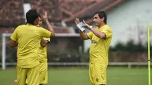 Pelatih Arema, Eduardo Almeida saat memimpin latihan di lapangan Ketawang, Kabupaten Malang (Iwan Setiawan/Bola.com).