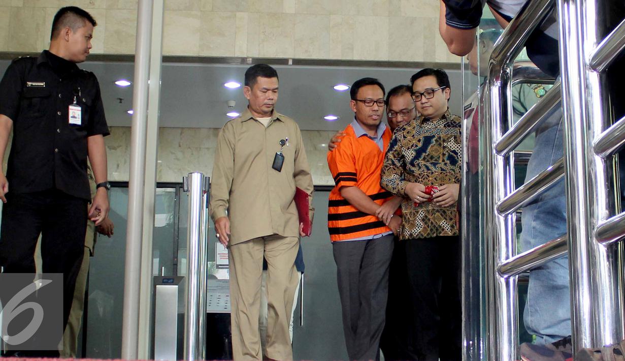 General Manager Divisi Gedung PT Hutama Karya, Budi Rachmat Kurniawan (BRK) ditahan usai menjalani pemeriksaan KPK, Jakarta, Kamis (6/8/2015). BRK ditahan terkait kasus korupsi pembangunan diklat pelayaran Sorong tahap 3. (Liputan6.com/Helmi Afandi)