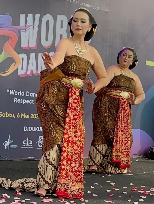 Pemeran dalam film Gara-Gara Warisan itu pentas menari dalam acara Hari Tari Dunia yang diselenggarakan di Pelataran Museum Fatahillah, Jakarta. Ia pentas pada Sabtu 6 Mei lalu bersama lima orang temannya dari perkumpulannya, Arkamaya Sukma. [Instagram/irawbw]