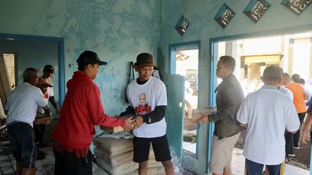 Para sukarelawan yang tergabung dalam Orang Muda Ganjar (OMG) Jabar dan Majalengka menggelar kegiatan gotong royong membangun fasilitas wudu dan toilet umum bersama Karang Taruna Megantara dan masyarakat Desa Cingambul pada Senin 6 Maret 2023 (Istimewa)